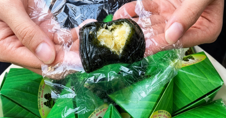 Bánh ít lá gai đặc sản Bình Định Chú thích: Hộp 15 chiếc bánh ít lá gai thơm ngon tại Hiệp Food